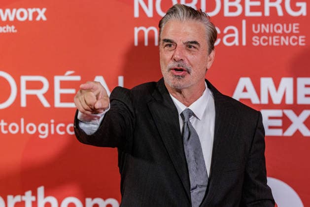 28.05.2026. Düsseldorf. Chris Noth aus Sex and the City auf der zweiten Charity Gala zugunsten der Umbrella Stiftung im Hyatt Regency Hotel im Düsseldorfer Medienhafen. Die Umbrella Stiftung setzt sich seit rund 20 Jahren für die medizinische Hilfe von Verletzten und entstellten Personen ein. Gründer Dr. Afschin Fatemi reist dafür regelmäßig ehrenamtlich in Krisengebiete und Flüchtlingslager, um Kinder und Erwachsene mit schweren Verbrennungen, Kriegsverletzungen oder Tumoren kostenlos zu operieren. Düsseldorf Hotel Hyatt Regency, Medienhafen Nordrhein-Westfalen Deutschland