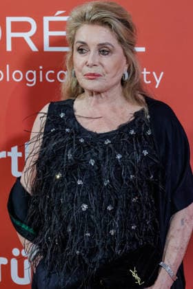 28.05.2026. Düsseldorf. Catherine Deneuve auf der zweiten Charity Gala zugunsten der Umbrella Stiftung im Hyatt Regency Hotel im Düsseldorfer Medienhafen. Die Umbrella Stiftung setzt sich seit rund 20 Jahren für die medizinische Hilfe von Verletzten und entstellten Personen ein. Gründer Dr. Afschin Fatemi reist dafür regelmäßig ehrenamtlich in Krisengebiete und Flüchtlingslager, um Kinder und Erwachsene mit schweren Verbrennungen, Kriegsverletzungen oder Tumoren kostenlos zu operieren. Düsseldorf Hotel Hyatt Regency, Medienhafen Nordrhein-Westfalen Deutschland *** 28 05 2026 Düsseldorf Catherine Deneuve at the second charity gala to benefit the Umbrella Foundation at the Hyatt Regency Hotel in Düsseldorfs Medienhafen The Umbrella
