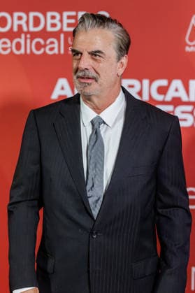 28.05.2026. Düsseldorf. Chris Noth aus Sex and the City auf der zweiten Charity Gala zugunsten der Umbrella Stiftung im Hyatt Regency Hotel im Düsseldorfer Medienhafen. Die Umbrella Stiftung setzt sich seit rund 20 Jahren für die medizinische Hilfe von Verletzten und entstellten Personen ein. Gründer Dr. Afschin Fatemi reist dafür regelmäßig ehrenamtlich in Krisengebiete und Flüchtlingslager, um Kinder und Erwachsene mit schweren Verbrennungen, Kriegsverletzungen oder Tumoren kostenlos zu operieren. Düsseldorf Hotel Hyatt Regency, Medienhafen Nordrhein-Westfalen Deutschland *** 28 05 2026 Düsseldorf Chris Noth from Sex and the City at the second charity gala to benefit the Umbrella Foundation at the Hyatt Regency Hotel in Düss