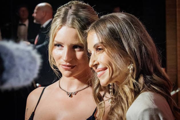 28.05.2026. Düsseldorf. (l-r) Lottie Moss (jüngere Halbschwester von Supermodel Kate Moss) und Cathy Hummels auf der zweiten Charity Gala zugunsten der Umbrella Stiftung im Hyatt Regency Hotel im Düsseldorfer Medienhafen. Die Umbrella Stiftung setzt sich seit rund 20 Jahren für die medizinische Hilfe von Verletzten und entstellten Personen ein. Gründer Dr. Afschin Fatemi reist dafür regelmäßig ehrenamtlich in Krisengebiete und Flüchtlingslager, um Kinder und Erwachsene mit schweren Verbrennungen, Kriegsverletzungen oder Tumoren kostenlos zu operieren. Düsseldorf Hotel Hyatt Regency, Medienhafen Nordrhein-Westfalen Deutschland *** 28 05 2026 Düsseldorf l r Lottie Moss younger half-sister of supermodel Kate Moss and Cathy Hummels a