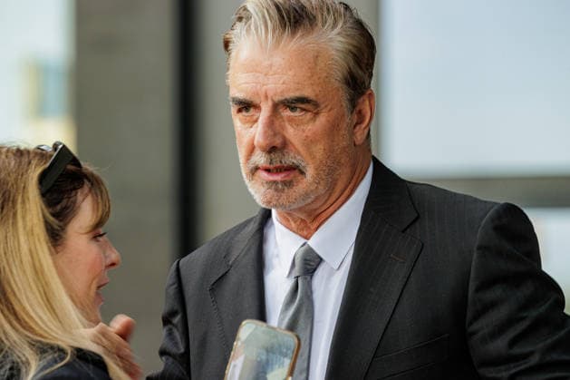 28.05.2026. Düsseldorf. Chris Noth aus Sex and the City mit Fan auf der zweiten Charity Gala zugunsten der Umbrella Stiftung im Hyatt Regency Hotel im Düsseldorfer Medienhafen. Die Umbrella Stiftung setzt sich seit rund 20 Jahren für die medizinische Hilfe von Verletzten und entstellten Personen ein. Gründer Dr. Afschin Fatemi reist dafür regelmäßig ehrenamtlich in Krisengebiete und Flüchtlingslager, um Kinder und Erwachsene mit schweren Verbrennungen, Kriegsverletzungen oder Tumoren kostenlos zu operieren. Düsseldorf Hotel Hyatt Regency, Medienhafen Nordrhein-Westfalen Deutschland *** 28 05 2026 Düsseldorf Chris Noth from Sex and the City with fan at the second charity gala for the benefit of the Umbrella Foundation at the Hy