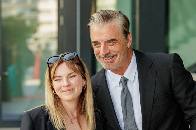 28.05.2026. Düsseldorf. Chris Noth aus Sex and the City mit Fan auf der zweiten Charity Gala zugunsten der Umbrella Stiftung im Hyatt Regency Hotel im Düsseldorfer Medienhafen. Die Umbrella Stiftung setzt sich seit rund 20 Jahren für die medizinische Hilfe von Verletzten und entstellten Personen ein. Gründer Dr. Afschin Fatemi reist dafür regelmäßig ehrenamtlich in Krisengebiete und Flüchtlingslager, um Kinder und Erwachsene mit schweren Verbrennungen, Kriegsverletzungen oder Tumoren kostenlos zu operieren. Düsseldorf Hotel Hyatt Regency, Medienhafen Nordrhein-Westfalen Deutschland *** 28 05 2026 Düsseldorf Chris Noth from Sex and the City with fan at the second charity gala for the benefit of the Umbrella Foundation at the Hy