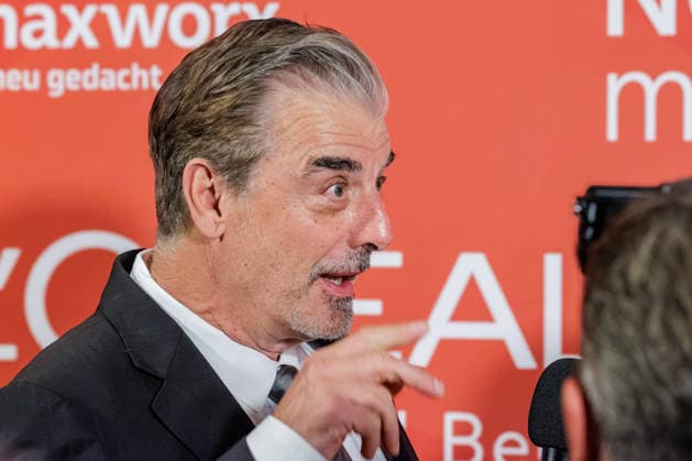 28.05.2026. Düsseldorf. Chris Noth aus Sex and the City auf der zweiten Charity Gala zugunsten der Umbrella Stiftung im Hyatt Regency Hotel im Düsseldorfer Medienhafen. Die Umbrella Stiftung setzt sich seit rund 20 Jahren für die medizinische Hilfe von Verletzten und entstellten Personen ein. Gründer Dr. Afschin Fatemi reist dafür regelmäßig ehrenamtlich in Krisengebiete und Flüchtlingslager, um Kinder und Erwachsene mit schweren Verbrennungen, Kriegsverletzungen oder Tumoren kostenlos zu operieren. Düsseldorf Hotel Hyatt Regency, Medienhafen Nordrhein-Westfalen Deutschland *** 28 05 2026 Düsseldorf Chris Noth from Sex and the City at the second charity gala for the Umbrella Foundation at the Hyatt Regency Hotel in Düsseldorfs