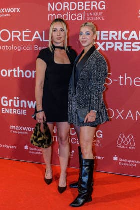28.05.2026. Düsseldorf. (r-l) Walentina Doronina mit Begleitung auf der zweiten Charity Gala zugunsten der Umbrella Stiftung im Hyatt Regency Hotel im Düsseldorfer Medienhafen. Die Umbrella Stiftung setzt sich seit rund 20 Jahren für die medizinische Hilfe von Verletzten und entstellten Personen ein. Gründer Dr. Afschin Fatemi reist dafür regelmäßig ehrenamtlich in Krisengebiete und Flüchtlingslager, um Kinder und Erwachsene mit schweren Verbrennungen, Kriegsverletzungen oder Tumoren kostenlos zu operieren. Düsseldorf Hotel Hyatt Regency, Medienhafen Nordrhein-Westfalen Deutschland *** 28 05 2026 Düsseldorf r l Walentina Doronina with her companion at the second charity gala for the Umbrella Foundation at the Hyatt Regency Hotel i