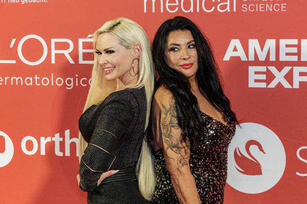 28.05.2026. Düsseldorf. (l-r) Daniela Katzenberger mit Mutter Iris auf der zweiten Charity Gala zugunsten der Umbrella Stiftung im Hyatt Regency Hotel im Düsseldorfer Medienhafen. Die Umbrella Stiftung setzt sich seit rund 20 Jahren für die medizinische Hilfe von Verletzten und entstellten Personen ein. Gründer Dr. Afschin Fatemi reist dafür regelmäßig ehrenamtlich in Krisengebiete und Flüchtlingslager, um Kinder und Erwachsene mit schweren Verbrennungen, Kriegsverletzungen oder Tumoren kostenlos zu operieren. Düsseldorf Hotel Hyatt Regency, Medienhafen Nordrhein-Westfalen Deutschland *** 28 05 2026 Düsseldorf l r Daniela Katzenberger with mother Iris at the second charity gala in aid of the Umbrella Foundation at the Hyatt Regenc