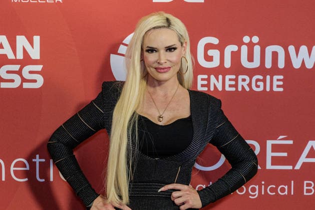 28.05.2026. Düsseldorf. Daniela Katzenberger auf der zweiten Charity Gala zugunsten der Umbrella Stiftung im Hyatt Regency Hotel im Düsseldorfer Medienhafen. Die Umbrella Stiftung setzt sich seit rund 20 Jahren für die medizinische Hilfe von Verletzten und entstellten Personen ein. Gründer Dr. Afschin Fatemi reist dafür regelmäßig ehrenamtlich in Krisengebiete und Flüchtlingslager, um Kinder und Erwachsene mit schweren Verbrennungen, Kriegsverletzungen oder Tumoren kostenlos zu operieren. Düsseldorf Hotel Hyatt Regency, Medienhafen Nordrhein-Westfalen Deutschland *** 28 05 2026 Düsseldorf Daniela Katzenberger at the second charity gala for the Umbrella Foundation at the Hyatt Regency Hotel in Düsseldorfs Medienhafen The Umbrella F