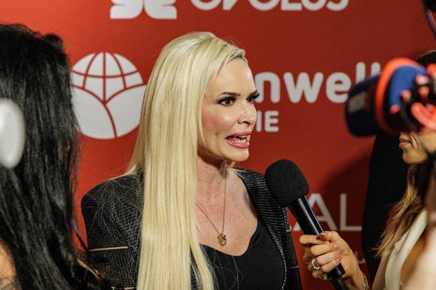 28.05.2026. Düsseldorf. Daniela Katzenberger auf der zweiten Charity Gala zugunsten der Umbrella Stiftung im Hyatt Regency Hotel im Düsseldorfer Medienhafen. Die Umbrella Stiftung setzt sich seit rund 20 Jahren für die medizinische Hilfe von Verletzten und entstellten Personen ein. Gründer Dr. Afschin Fatemi reist dafür regelmäßig ehrenamtlich in Krisengebiete und Flüchtlingslager, um Kinder und Erwachsene mit schweren Verbrennungen, Kriegsverletzungen oder Tumoren kostenlos zu operieren. Düsseldorf Hotel Hyatt Regency, Medienhafen Nordrhein-Westfalen Deutschland *** 28 05 2026 Düsseldorf Daniela Katzenberger at the second charity gala for the Umbrella Foundation at the Hyatt Regency Hotel in Düsseldorfs Medienhafen The Umbrella F