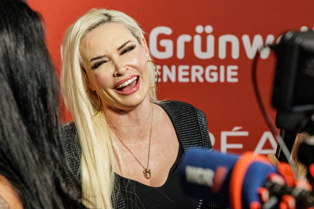 28.05.2026. Düsseldorf. Daniela Katzenberger auf der zweiten Charity Gala zugunsten der Umbrella Stiftung im Hyatt Regency Hotel im Düsseldorfer Medienhafen. Die Umbrella Stiftung setzt sich seit rund 20 Jahren für die medizinische Hilfe von Verletzten und entstellten Personen ein. Gründer Dr. Afschin Fatemi reist dafür regelmäßig ehrenamtlich in Krisengebiete und Flüchtlingslager, um Kinder und Erwachsene mit schweren Verbrennungen, Kriegsverletzungen oder Tumoren kostenlos zu operieren. Düsseldorf Hotel Hyatt Regency, Medienhafen Nordrhein-Westfalen Deutschland *** 28 05 2026 Düsseldorf Daniela Katzenberger at the second charity gala for the Umbrella Foundation at the Hyatt Regency Hotel in Düsseldorfs Medienhafen The Umbrella F