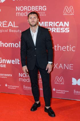 28.05.2026. Düsseldorf. Shkodran Mustafi auf der zweiten Charity Gala zugunsten der Umbrella Stiftung im Hyatt Regency Hotel im Düsseldorfer Medienhafen. Die Umbrella Stiftung setzt sich seit rund 20 Jahren für die medizinische Hilfe von Verletzten und entstellten Personen ein. Gründer Dr. Afschin Fatemi reist dafür regelmäßig ehrenamtlich in Krisengebiete und Flüchtlingslager, um Kinder und Erwachsene mit schweren Verbrennungen, Kriegsverletzungen oder Tumoren kostenlos zu operieren. Düsseldorf Hotel Hyatt Regency, Medienhafen Nordrhein-Westfalen Deutschland *** 28 05 2026 Düsseldorf Shkodran Mustafi at the second charity gala in aid of the Umbrella Foundation at the Hyatt Regency Hotel in Düsseldorfs Medienhafen The Umbrella Fou