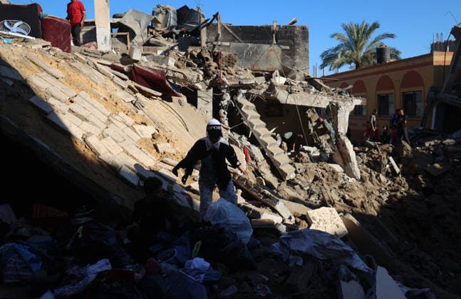 Residents Inspect Rubble After An Israeli Airstrike In Deir Al-Balah People inspect the rubble of a building destroyed in an Israeli airstrike in Deir al-Balah, in the central Gaza Strip, on May 29, 2026. Gaza Palestine  Copyright: xMajdixFathix originalFilename: fathi-notitle260529_np9Lk.jpg