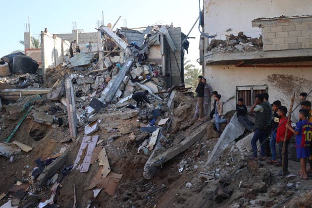 Residents Inspect Rubble After An Israeli Airstrike In Deir Al-Balah People inspect the rubble of a building destroyed in an Israeli airstrike in Deir al-Balah, in the central Gaza Strip, on May 29, 2026. Gaza Palestine  Copyright: xMajdixFathix originalFilename: fathi-notitle260529_npStw.jpg