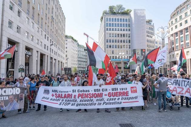 IPA85156021 - Milan, 29 05 26, General strike and procession No to wars and war economy, Yes to the interruption of all political and commercial relations with Israel, With the Palestinian People. From Piazza della Scala to the Prefecture.  Copyright: xGiuliaxSciaccax xGiuliaxSciaccax 85156021