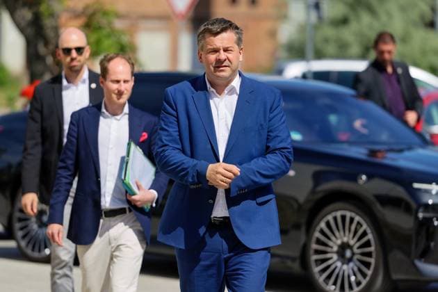 29.05.2026 Ministerpräsident Sven Schulze, hier bei seinem Eintreffen vor Ort, hat heute gemeinsam mit Politikern, Vertretern der Salzgitter AG-Tochter Ilsenburger Grobblech GmbH in Ilsenburg im Landkreis Harz in Sachsen-Anhalt mit der Eröffnung des neuen Ausbildungs- und Kommunikationszentrums ein deutliches Zeichen für die Zukunft des Industriestandortes Ilsenburg gesetzt. Ilsenburg Sachsen-Anhalt Deutschland *** 29 05 2026 Minister President Sven Schulze, here arriving on site, today joined politicians and representatives of Salzgitter AG subsidiary Ilsenburger Grobblech GmbH in Ilsenburg in the Harz district of Saxony-Anhalt to open the new training and communication center, sending a clear signal for the future of Ilsenburg as