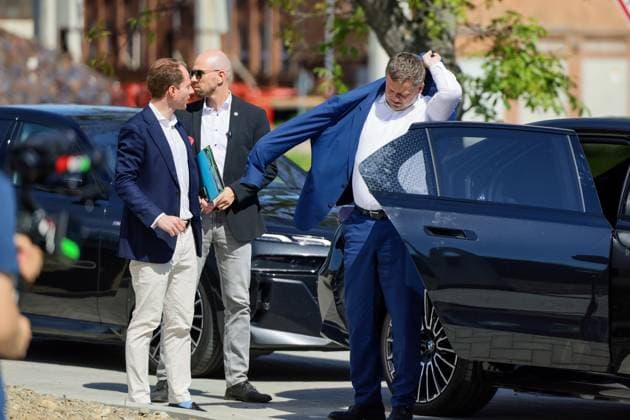 29.05.2026 Ministerpräsident Sven Schulze, hier bei seinem Eintreffen vor Ort, hat heute gemeinsam mit Politikern, Vertretern der Salzgitter AG-Tochter Ilsenburger Grobblech GmbH in Ilsenburg im Landkreis Harz in Sachsen-Anhalt mit der Eröffnung des neuen Ausbildungs- und Kommunikationszentrums ein deutliches Zeichen für die Zukunft des Industriestandortes Ilsenburg gesetzt. Ilsenburg Sachsen-Anhalt Deutschland *** 29 05 2026 Minister President Sven Schulze, here arriving on site, today joined politicians and representatives of Salzgitter AG subsidiary Ilsenburger Grobblech GmbH in Ilsenburg in the Harz district of Saxony-Anhalt to open the new training and communication center, sending a clear signal for the future of Ilsenburg as