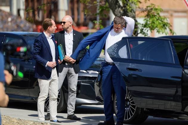 29.05.2026 Ministerpräsident Sven Schulze, hier bei seinem Eintreffen vor Ort, hat heute gemeinsam mit Politikern, Vertretern der Salzgitter AG-Tochter Ilsenburger Grobblech GmbH in Ilsenburg im Landkreis Harz in Sachsen-Anhalt mit der Eröffnung des neuen Ausbildungs- und Kommunikationszentrums ein deutliches Zeichen für die Zukunft des Industriestandortes Ilsenburg gesetzt. Ilsenburg Sachsen-Anhalt Deutschland *** 29 05 2026 Minister President Sven Schulze, here arriving on site, today joined politicians and representatives of Salzgitter AG subsidiary Ilsenburger Grobblech GmbH in Ilsenburg in the Harz district of Saxony-Anhalt to open the new training and communication center, sending a clear signal for the future of Ilsenburg as