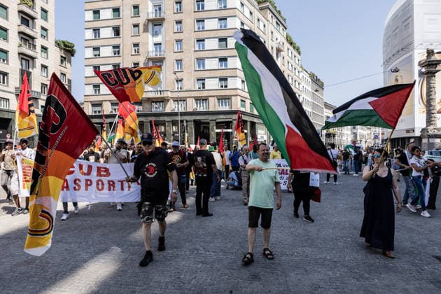 General workers strike in Milan MILAN, ITALY - MAY 29: Hundreds of people holding flags and banners take part in a demonstration against the ongoing wars in Palestine, Lebanon, and Iran, and against public spending on armaments during general workers strike in Milan, Italy, on May 29, 2026. Andrea Carrubba Anadolu Milan Italy. Editorial use only. Please get in touch for any other usage.  Copyright: x2026xAnadoluxAndreaxCarrubbax