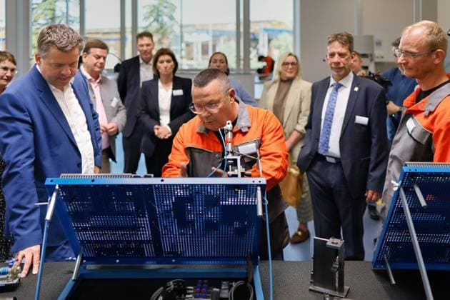 29.05.2026 Ministerpräsident Sven Schulze hat heute gemeinsam Mit Politikern, Vertretern der Salzgitter AG-Tochter Ilsenburger Grobblech GmbH in Ilsenburg im Landkreis Harz in Sachsen-Anhalt mit der Eröffnung des neuen Ausbildungs- und Kommunikationszentrums ein deutliches Zeichen für die Zukunft des Industriestandortes Ilsenburg gesetzt. Ilsenburg Sachsen-Anhalt Deutschland *** 29 05 2026 Together with politicians and representatives of the Salzgitter AG subsidiary Ilsenburger Grobblech GmbH in Ilsenburg in the Harz district of Saxony-Anhalt, Minister President Sven Schulze today sent a clear signal for the future of Ilsenburg as an industrial location with the opening of the new training and communication center Ilsenburg Saxony-A