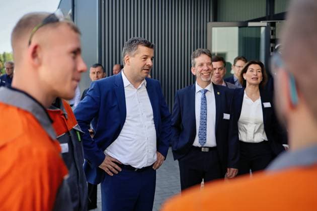 29.05.2026 Ministerpräsident Sven Schulze hat heute gemeinsam Mit Politikern, Vertretern der Salzgitter AG-Tochter Ilsenburger Grobblech GmbH in Ilsenburg im Landkreis Harz in Sachsen-Anhalt mit der Eröffnung des neuen Ausbildungs- und Kommunikationszentrums ein deutliches Zeichen für die Zukunft des Industriestandortes Ilsenburg gesetzt. Ilsenburg Sachsen-Anhalt Deutschland *** 29 05 2026 Together with politicians and representatives of the Salzgitter AG subsidiary Ilsenburger Grobblech GmbH in Ilsenburg in the Harz district of Saxony-Anhalt, Minister President Sven Schulze today sent a clear signal for the future of Ilsenburg as an industrial location with the opening of the new training and communication center Ilsenburg Saxony-A
