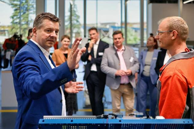 29.05.2026 Ministerpräsident Sven Schulze hat heute gemeinsam Mit Politikern, Vertretern der Salzgitter AG-Tochter Ilsenburger Grobblech GmbH in Ilsenburg im Landkreis Harz in Sachsen-Anhalt mit der Eröffnung des neuen Ausbildungs- und Kommunikationszentrums ein deutliches Zeichen für die Zukunft des Industriestandortes Ilsenburg gesetzt. Ilsenburg Sachsen-Anhalt Deutschland *** 29 05 2026 Together with politicians and representatives of the Salzgitter AG subsidiary Ilsenburger Grobblech GmbH in Ilsenburg in the Harz district of Saxony-Anhalt, Minister President Sven Schulze today sent a clear signal for the future of Ilsenburg as an industrial location with the opening of the new training and communication center Ilsenburg Saxony-A