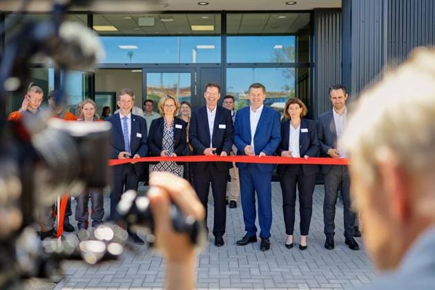 29.05.2026 Ministerpräsident Sven Schulze hat heute gemeinsam Mit Politikern, Vertretern der Salzgitter AG-Tochter Ilsenburger Grobblech GmbH in Ilsenburg im Landkreis Harz in Sachsen-Anhalt mit der Eröffnung des neuen Ausbildungs- und Kommunikationszentrums ein deutliches Zeichen für die Zukunft des Industriestandortes Ilsenburg gesetzt. Ilsenburg Sachsen-Anhalt Deutschland *** 29 05 2026 Together with politicians and representatives of the Salzgitter AG subsidiary Ilsenburger Grobblech GmbH in Ilsenburg in the Harz district of Saxony-Anhalt, Minister President Sven Schulze today sent a clear signal for the future of Ilsenburg as an industrial location with the opening of the new training and communication center Ilsenburg Saxony-A