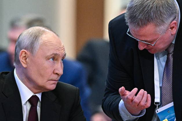 KAZAKHSTAN, ASTANA - MAY 29, 2026: Russia s President Vladimir Putin (L) talks to Deputy Prime Minister Alexei Overchuk during an expanded meeting of the Supreme Eurasian Economic Council at the Palace of Independence Astana Kazakhstan  - ZUMAt113 20260529_zaa_t113_152 Copyright: xSergeixBobylevx