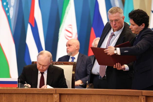 KAZAKHSTAN, ASTANA - MAY 29, 2026: Russia s President Vladimir Putin (L) and Deputy Prime Minister Alexei Overchuk are seen during an expanded meeting of the Supreme Eurasian Economic Council. Alexander Kazakov Russian Presid  93165048