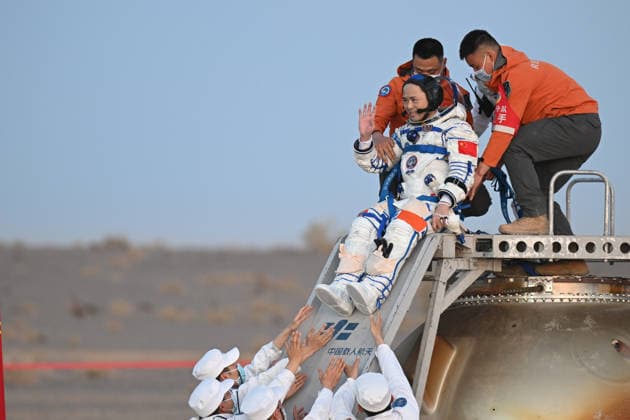 (260529) -- JIUQUAN, May 29, 2026 -- Astronaut Zhang Lu, commander of the three-member Shenzhou-21 crew, is out of the Shenzhou-22 spaceship s return capsule after it touched down at the Dongfeng landing site in north China s Inner Mongolia Autonomous Region, May 29, 2026. The return capsule of the Shenzhou-22 spaceship, carrying the Shenzhou-21 astronauts Zhang Lu, Wu Fei and Zhang Hongzhang, touched down at the Dongfeng landing site on Friday. The three astronauts are all in good health condition, the China Manned Space Agency said, noting that the Shenzhou-21 spaceflight mission is a complete success. ) FOCUS Shenzhou-22 return capsule touches down, astronauts all sound LianxZhen 