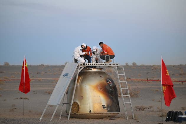 (260529) -- JIUQUAN, May 29, 2026 -- The return capsule of the Shenzhou-22 spaceship is pictured at the Dongfeng landing site in north China s Inner Mongolia Autonomous Region, May 29, 2026. The return capsule of the Shenzhou-22 spaceship, carrying the Shenzhou-21 astronauts Zhang Lu, Wu Fei and Zhang Hongzhang, touched down at the Dongfeng landing site on Friday. The three astronauts are all in good health condition, the China Manned Space Agency said, noting that the Shenzhou-21 spaceflight mission is a complete success. ) FOCUS Shenzhou-22 return capsule touches down, astronauts all sound LianxZhen 