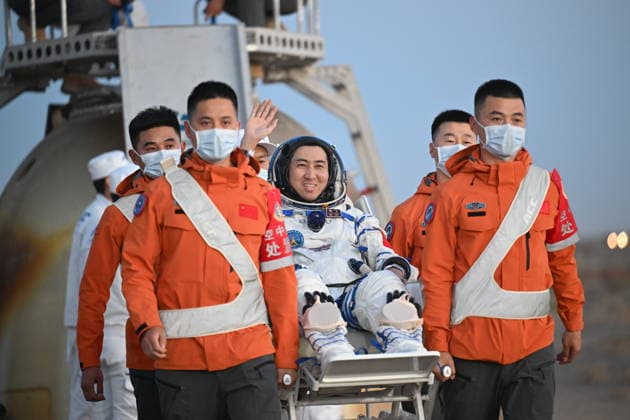 (260529) -- JIUQUAN, May 29, 2026 -- Astronaut Wu Fei, a member of the Shenzhou-21 crew, is out of the Shenzhou-22 spaceship s return capsule after it touched down at the Dongfeng landing site in north China s Inner Mongolia Autonomous Region, May 29, 2026. The return capsule of the Shenzhou-22 spaceship, carrying the Shenzhou-21 astronauts Zhang Lu, Wu Fei and Zhang Hongzhang, touched down at the Dongfeng landing site on Friday. The three astronauts are all in good health condition, the China Manned Space Agency said, noting that the Shenzhou-21 spaceflight mission is a complete success. ) FOCUS Shenzhou-22 return capsule touches down, astronauts all sound LixZhipeng 