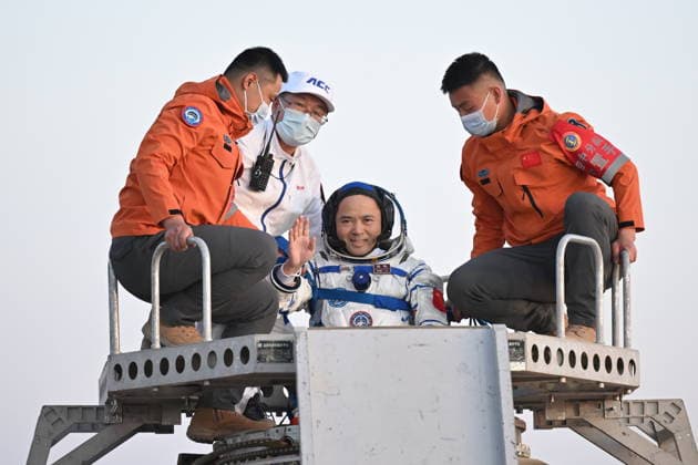 (260529) -- JIUQUAN, May 29, 2026 -- Astronaut Zhang Lu, commander of the three-member Shenzhou-21 crew, is out of the Shenzhou-22 spaceship s return capsule after it touched down at the Dongfeng landing site in north China s Inner Mongolia Autonomous Region, May 29, 2026. The return capsule of the Shenzhou-22 spaceship, carrying the Shenzhou-21 astronauts Zhang Lu, Wu Fei and Zhang Hongzhang, touched down at the Dongfeng landing site on Friday. The three astronauts are all in good health condition, the China Manned Space Agency said, noting that the Shenzhou-21 spaceflight mission is a complete success. ) FOCUS Shenzhou-22 return capsule touches down, astronauts all sound LixZhipeng 