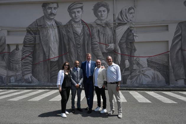 May 29, 2026, Napoli: L ex sindaco di New York Bill De Blasio nel porto di Napoli in visita al murale che ritrae, tra gli emigranti in partenza per l America lo scorso secolo, anche i suoi nonni paterni Giovanni De Blasio e Anna Briganti davanti ai quali non e riuscito a trattenere le lacrime. Napoli 29 maggio 2026. ANSA CIRO FUSCO - - - - - - - - - - - - - - - - - - - - - - - - - - - - - - - - - - - - - - - - - - - - - - Former New York Mayor Bill de Blasio in the port of Naples, visiting the mural which depicts his paternal grandparents, Giovanni De Blasio and Anna Briganti, among the emigrants setting sail for America in the last century; he was unable to hold back his tears as he stood before it. Naples, 29 May 2026. ANSA CIRO FUSCO  - ZUMAa110 20260529_zaf_a110_036 Copyright: xCiroxFuscox