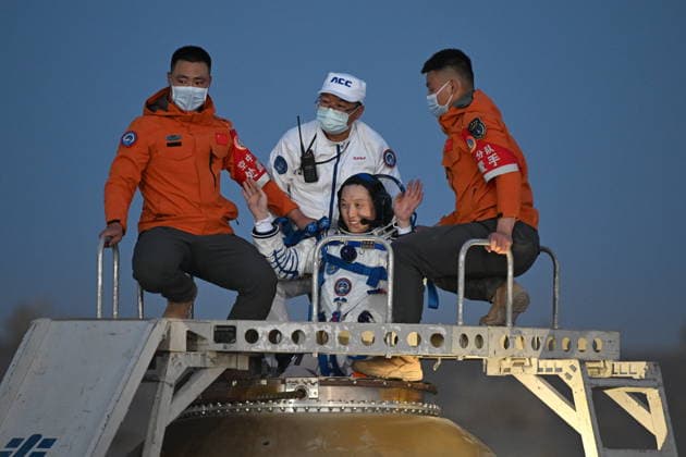 (260529) -- JIUQUAN, May 29, 2026 -- Astronaut Zhang Hongzhang, a member of the Shenzhou-21 crew, is out of the Shenzhou-22 spaceship s return capsule after it touched down at the Dongfeng landing site in north China s Inner Mongolia Autonomous Region, May 29, 2026. The return capsule of the Shenzhou-22 spaceship, carrying the Shenzhou-21 astronauts Zhang Lu, Wu Fei and Zhang Hongzhang, touched down at the Dongfeng landing site on Friday. The three astronauts are all in good health condition, the China Manned Space Agency said, noting that the Shenzhou-21 spaceflight mission is a complete success. ) FOCUS Shenzhou-22 return capsule touches down, astronauts all sound LianxZhen 