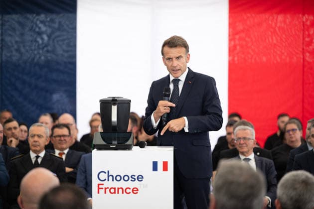 French President Emmanuel Macron speaks in front of a French flag during a visit to the Vorwerk factory producing Thermomix kitchen appliances as part of the Choose France Days in Donnemain Saint Mames, France, on May 29, 2026 Grégoire Campione Pool Bestimage French President Emmanuel Macron visits the Vorwerk factory producing Thermomix kitchen appliances as part of the Choose France Days in Donnemain Saint Mames, France, on May 29, 2026 Donnemain Saint Mames France  Copyright: xGrÃ goirexCampione Pool BestimagexGrÃ goirexCampione Pool Bestimagex