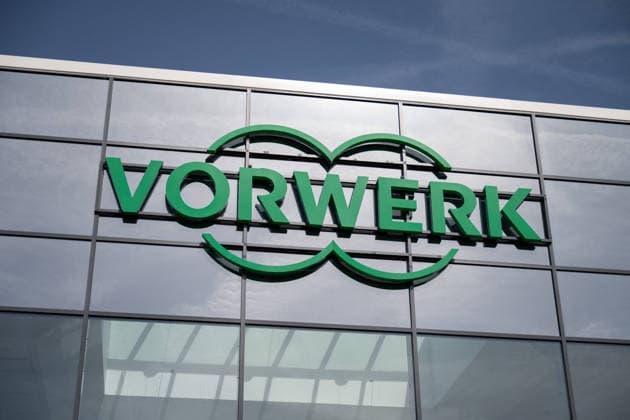 Le logo de lusine Vorwerk, qui fabrique les appareils de cuisine Thermomix, lors dune visite du président français dans le cadre des Journées Choose France à Donnemain Saint Mames, France, le 29 mai 2026 Grégoire Campione Pool Bestimage French President Emmanuel Macron visits the Vorwerk factory producing Thermomix kitchen appliances as part of the Choose France Days in Donnemain Saint Mames, France, on May 29, 2026 Donnemain Saint Mames France  Copyright: xGrÃ goirexCampione Pool BestimagexGrÃ goirexCampione Pool Bestimagex