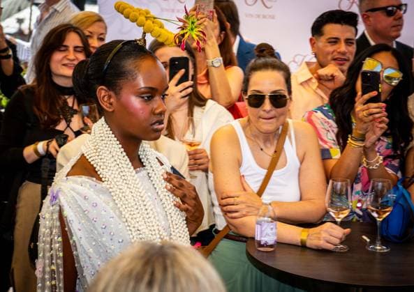 29.05.2026 xesx Frankfurt am Main, Sofitel Hotel 10. Frankfurt Fashion Lounge unter dem Motto Fashion for Longevity hier eine kusntvolle Creation vom Blumenhaus BLÜTESIEGEL *** 29 05 2026 xesx Frankfurt am Main, Sofitel Hotel 10 Frankfurt Fashion Lounge under the motto Fashion for Longevity here is a beautiful creation from the flower house BLÜTESIEGEL ES