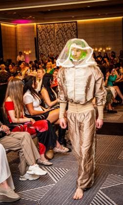 29.05.2026 xesx Frankfurt am Main, Sofitel Hotel 10. Frankfurt Fashion Lounge unter dem Motto Fashion for Longevity hier Kreationen von Studenten und angehenden Designern *** 29 05 2026 xesx Frankfurt am Main, Sofitel Hotel 10 Frankfurt Fashion Lounge under the motto Fashion for Longevity here creations by students and budding designers ES