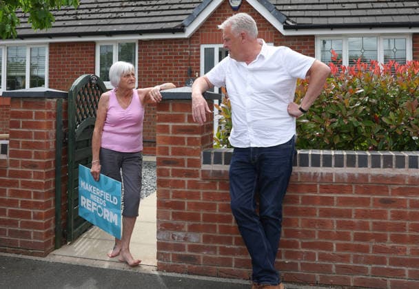 May 29, 2026, Makerfield, Greater Manchester, UK: Makerfield, UK. Reform UK Party Chairman Lee Anderson, (right) talks with a local resident in Ashton-In-Makerfield, Greater Manchester, ahead of the Makerfield by-election which takes place on the 18th June. Makerfield UK  - ZUMAl94_ 20260529_zaf_l94_026 Copyright: xJacquelinexLawriex