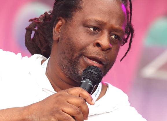 Moderator Mola Adebisi beim 90er 2000er Olymp 2026 Auftritt beim Festival am 29.05.2026 auf dem Zentralen Festplatz in Berlin. *** Presenter Mola Adebisi at the 90s 2000s Olymp 2026 performance at the festival on 29 05 2026 at the Central Festival Square in Berlin Copyright: xmix1x