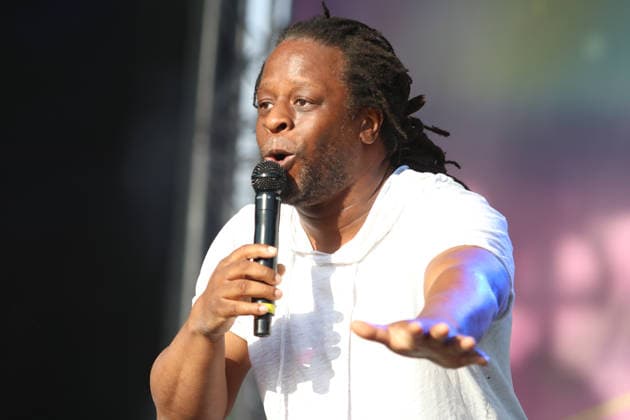 Moderator Mola Adebisi beim 90er 2000er Olymp 2026 Auftritt beim Festival am 29.05.2026 auf dem Zentralen Festplatz in Berlin. *** Presenter Mola Adebisi at the 90s 2000s Olymp 2026 performance at the festival on 29 05 2026 at the Central Festival Square in Berlin Copyright: xmix1x