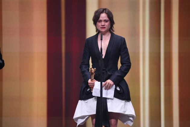 DEUTSCHER FILMPREIS 2026 - SHOW Gewinnerin Lena Urzendowsky BESTE WEIBLICHE NEBENROLLE bei der Verleihung DEUTSCHER FILMPREIS 2026 in Berlin *** GERMAN FILM AWARD 2026 SHOW winner Lena Urzendowsky BEST FEMALE NEBENROLLE at the GERMAN FILM AWARD 2026 ceremony in Berlin Copyright: xEventpressxFuhrx