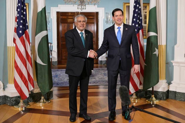 US Secretary of State Marco Rubio (R) shakes hands with Pakistani Deputy Prime Minister and Foreign Minister Ishaq Dar, ahead of a meeting in Washington, DC. USA 29 May 2026. Rubio met with Dar, a mediator in the negotiations with Iran, ahead of US President Donald Trump s decision on the agreement with Tehran. Rubio meets with Pakistani mediator before Trump makes a decision on Iran !ACHTUNG: NUR REDAKTIONELLE NUTZUNG!  Copyright: xLeninxNollyx USA1258 20260529-55020443079_1