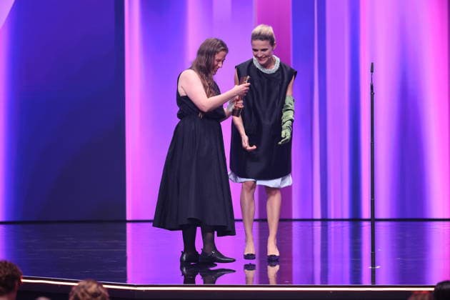 DEUTSCHER FILMPREIS 2026 - SHOW Mala Emde Laudatorin BESTES KOSTÜMBILD Gewinnerin Sabrina Krämer Â· IN DIE SONNE SCHAUEN bei der Verleihung DEUTSCHER FILMPREIS 2026 in Berlin *** GERMAN FILM AWARD 2026 SHOW Mala Emde Laudator BEST COSTUME winner Sabrina Krämer Â- LOOKING INTO THE SUN at the GERMAN FILM AWARD 2026 ceremony in Berlin Copyright: xEventpressxFuhrx