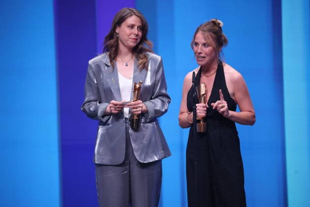 DEUTSCHER FILMPREIS 2026 - SHOW BESTES MASKENBILD Gewinnerinen Anne-Marie Walther, Irina Schwarz Â· IN DIE SONNE SCHAUEN bei der Verleihung DEUTSCHER FILMPREIS 2026 in Berlin *** GERMAN FILM AWARD 2026 SHOW BEST MASK PICTURE winners Anne Marie Walther, Irina Schwarz Â- IN DIE SONNE SCHAUEN at the GERMAN FILM AWARD 2026 ceremony in Berlin Copyright: xEventpressxFuhrx