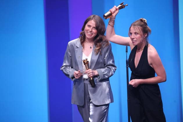DEUTSCHER FILMPREIS 2026 - SHOW BESTES MASKENBILD Gewinnerinen Anne-Marie Walther, Irina Schwarz Â· IN DIE SONNE SCHAUEN bei der Verleihung DEUTSCHER FILMPREIS 2026 in Berlin *** GERMAN FILM AWARD 2026 SHOW BEST MASK PICTURE winners Anne Marie Walther, Irina Schwarz Â- IN DIE SONNE SCHAUEN at the GERMAN FILM AWARD 2026 ceremony in Berlin Copyright: xEventpressxFuhrx