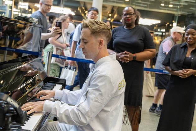 John Galea performs at St Pancras Station in London - 29 May 2026 Singer and songwriter, John Galea, performs at St Pancras Train Station on the Elton John Piano in London. London United Kingdom Copyright: xPhilxLewisx xSOPAxImagesx JohnGaleaStPancras-1510