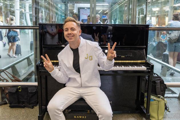 John Galea performs at St Pancras Station in London - 29 May 2026 Singer and songwriter, John Galea, seen at St Pancras Train Station on the Elton John Piano in London. London United Kingdom Copyright: xPhilxLewisx xSOPAxImagesx JohnGaleaStPancras-1577