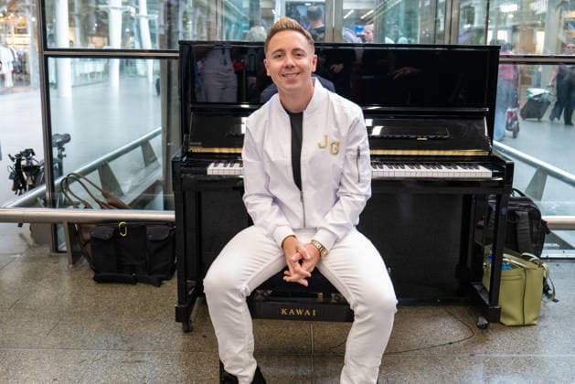 John Galea performs at St Pancras Station in London - 29 May 2026 Singer and songwriter, John Galea, seen at St Pancras Train Station on the Elton John Piano in London. London United Kingdom Copyright: xPhilxLewisx xSOPAxImagesx JohnGaleaStPancras-1040423