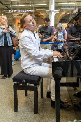 John Galea performs at St Pancras Station in London - 29 May 2026 Singer and songwriter, John Galea, performs at St Pancras Train Station on the Elton John Piano in London. London United Kingdom Copyright: xPhilxLewisx xSOPAxImagesx JohnGaleaStPancras-1546