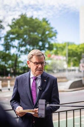 Johann Wadephul (CDU), Bundesaussenminister, aufgenommen im Rahmen eines Pressestatements in New York City, 29.05.2026. Der Minister reist in die USA fuer die Wahl zum nichtstaendigen Sitz im Sicherheitsrat der Vereinten Nationen. Fotografiert im Auftrag des Auswaertigen Amtes New York City Vereinigte Staaten von Amerika *** Johann Wadephul CDU , Federal Foreign Minister, photographed during a press statement in New York City, 29 05 2026 The Minister is traveling to the USA for the election for the non-permanent seat on the United Nations Security Council Photographed on behalf of the Federal Foreign Office New York City United States of America Copyright: xJulianexSonntag AAx