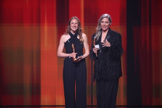 DEUTSCHER FILMPREIS 2026 - SHOW Doris Dörrie Laudator und Gewinnerinene Cosima Vellenzer, Maike Kiefer (Set Dec) Â· IN DIE SONNE SCHAUEN BESTES SZENENBILD bei der Verleihung DEUTSCHER FILMPREIS 2026 in Berlin *** GERMAN FILM AWARD 2026 SHOW Doris Dörrie Laudator and winners Cosima Vellenzer, Maike Kiefer Set Dec Â- IN DIE SONNE SCHAUEN BEST SCENE PICTURE at the GERMAN FILM AWARD 2026 ceremony in Berlin Copyright: xEventpressxFuhrx